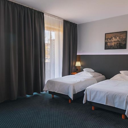 Hotel Poleczki Warsaw Airport Экстерьер фото